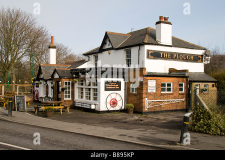 La charrue sur le bord de Sipson, Hayes. Le pub sera beau disparaître si la 3e extension de la piste d'Heathrow va de l'avant. Banque D'Images