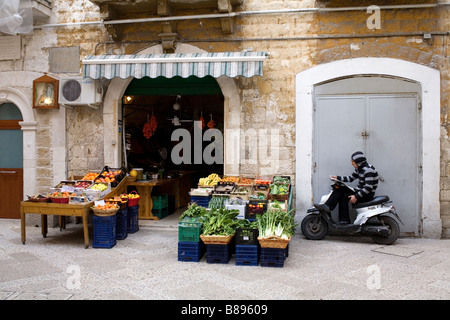 Un magasin de fruits et légumes à Bari Vecchia, le sud de l'Italie. Banque D'Images