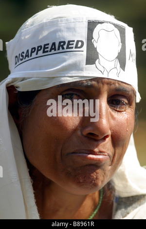 Une femme pleure lors d'une manifestation à Srinagar dans le Cachemire occupé par l'APDP comme son fils a disparu dans le conflit. Banque D'Images