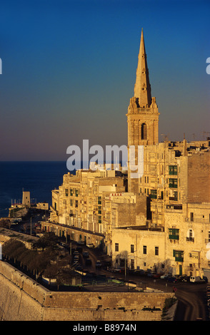 Soir Vue sur toits de la valette avec Saint Paul's Anglican Cathedral, La Valette, Malte Banque D'Images