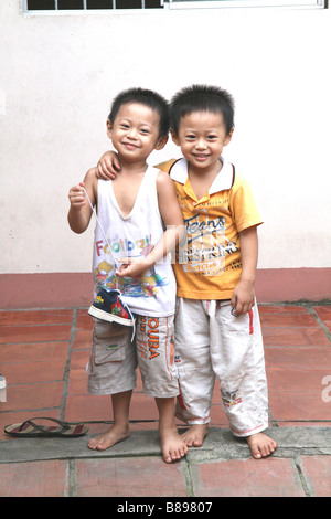 Photo de deux garçons vietnamiens mignon prises dans le Delta du Mékong du Vietnam Banque D'Images