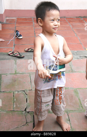 Photographie d'un mignon petit garçon Vietnamien pris dans le Delta du Mékong du Vietnam Banque D'Images