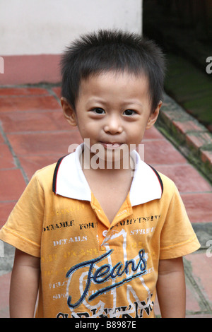 Photographie d'un mignon petit garçon Vietnamien pris dans le Delta du Mékong du Vietnam Banque D'Images