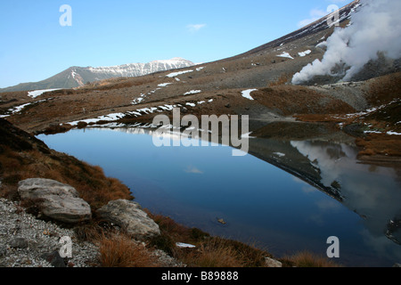 Étang Sugatami sous les fumerolles sur Asahidake / Mt Asahi, le Parc National Daisetsuzan, Hokkaido, Japon Banque D'Images