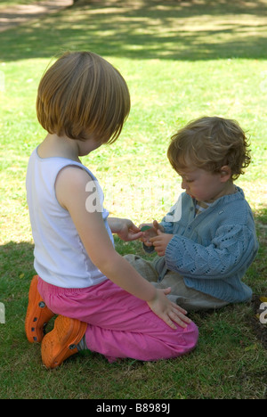 Frère et soeur de la feuille d'examen Banque D'Images