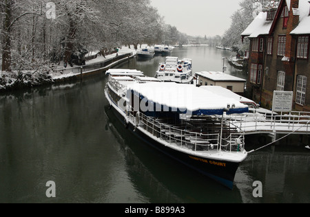 Bateau de tourisme sur la Tamise [couverts de neige blanche, vue du pont 'folie', Oxford, Angleterre, Royaume-Uni, scène d'hiver Banque D'Images