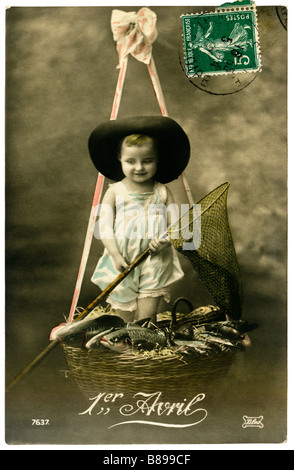 Poisson d'avril / Poisson d'avril - début des années 1900, cuisine française photo carte postale représentant le jeune enfant avec des poissons. Banque D'Images