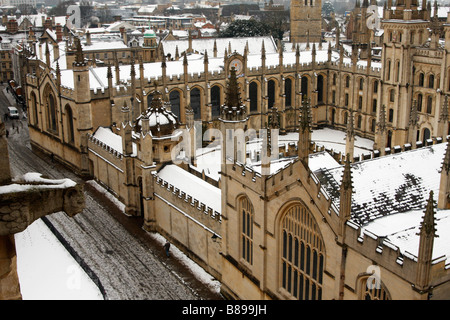 Gargoyle et All Souls College dans la neige de l'hiver, vue à partir de l'Université [Eglise St Mary the Virgin tour], Oxford, England, UK Banque D'Images