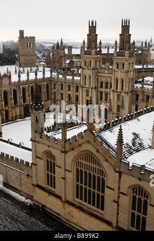 'Toutes les âmes' College de neige de l'hiver, vue du haut des [Église de l'Université St Mary the Virgin tour], Oxford, England, UK Banque D'Images