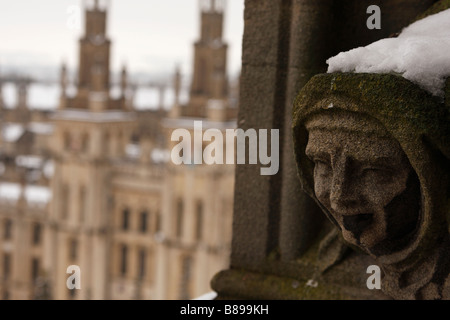 Visage sculpté recouvert de neige et "toutes les âmes' College de l'Université [l'église de St Marie la Vierge], Oxford, Angleterre, Royaume-Uni, l'hiver Banque D'Images