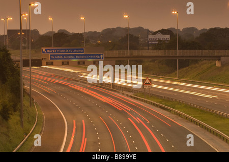 Au crépuscule de la circulation sur l'autoroute M6 dans le Lancashire Royaume Uni Banque D'Images