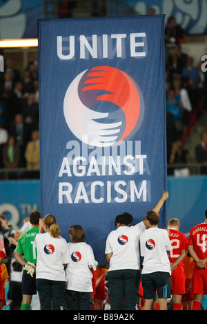 Un panneau « Unis contre le racisme » est affiché avant le début d'une demi-finale de l'UEFA Euro 2008 entre l'Espagne et la Russie le 26 juin 2008. Banque D'Images