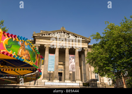 Harris Museum and Art Gallery avec un amusement juste à l'extérieur à Preston Lancashire Royaume Uni Banque D'Images