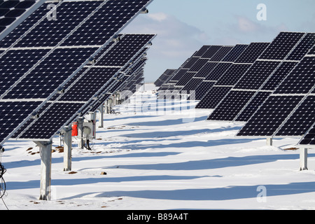Des panneaux solaires dans la neige sur une exploitation agricole en Allemagne. C'est à Oberrüsselbach, Igensdorf, dans la région de Franken Banque D'Images