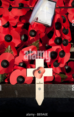 Des couronnes de coquelicots dans Village Rhosneigr, Anglesey, au nord du Pays de Galles Banque D'Images