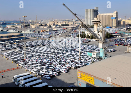 Les installations de stockage à quai et Bahreïn composés pour les voitures importées Banque D'Images