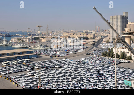 Les installations de stockage à quai et Bahreïn composés pour les voitures importées Banque D'Images