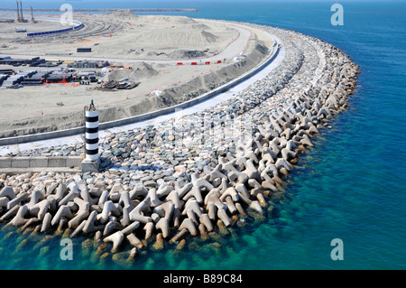 Sea défenses projet d'infrastructure de génie civil site de construction pour Maritime Ville utilisant des blocs de béton de type tétrapodes sur le rivage Dubai eau Banque D'Images