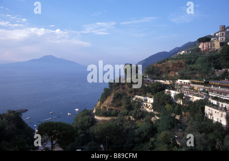 Baie de Naples et le Vésuve vue du domaine des Alysses Vico Equense Italie Italia Banque D'Images