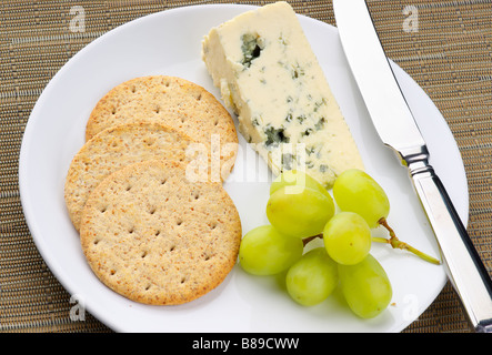 Fromage bleu avec des raisins Banque D'Images