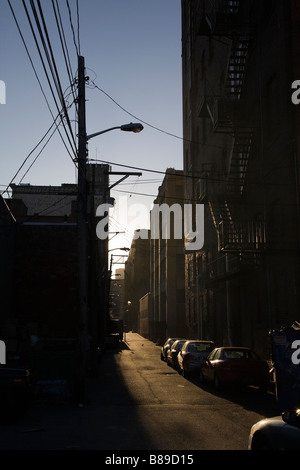 Ruelle chemin entre l'entrepôt dans le district de Pittsburgh Banque D'Images