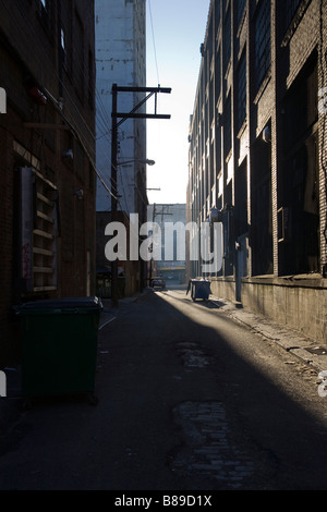 Ruelle chemin entre l'entrepôt dans le district de Pittsburgh Banque D'Images