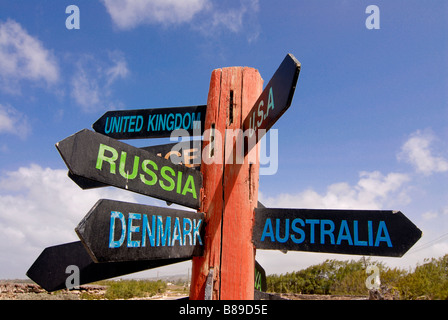 Un panneau debout à la Barbade montrant les directions à différents pays caraïbes Banque D'Images