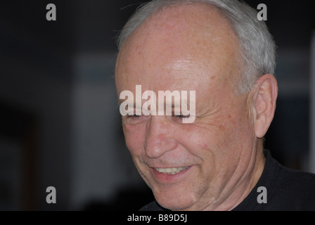 Un homme âgé de 60 ans, sourires et rires. Banque D'Images