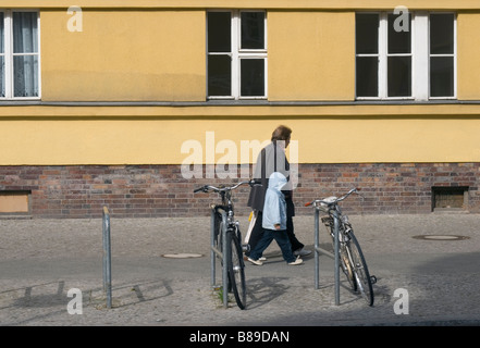 Piétons et vélos garés dans Schonhauser Allee Berlin Mitte Banque D'Images
