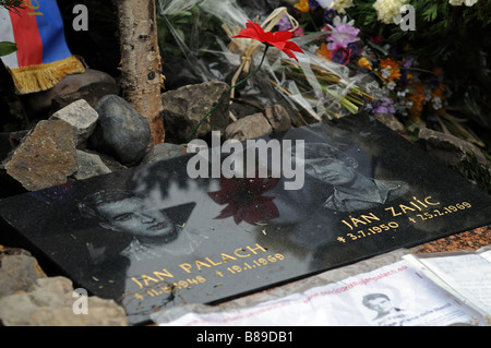 Le monument à Jan Palach et Jan Zajic à la place Venceslas, à Prague. Banque D'Images