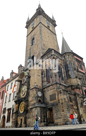 L'horloge astronomique sur le côté de la tour du vieil hôtel de ville. L'horloge - ou d'Orloj - remonte au 15ème siècle. Banque D'Images