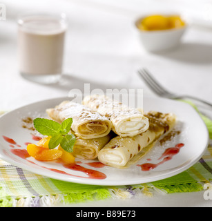 Crêpes farcies au fromage blanc et fruits garnitures Banque D'Images