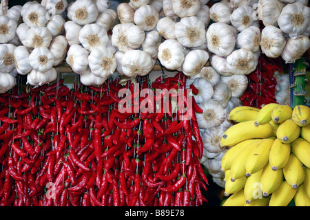 Close-up d'un étal de fruits et légumes à Funchal marché couvert Banque D'Images