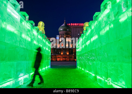 Vue de nuit de St Sophia Église orthodoxe russe de l'intérieur allumé au cours de sculpture de glace Ice Festival de Harbin en Chine Banque D'Images