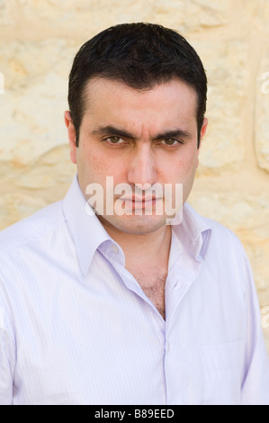 Portrait d'un homme moyen-orientale looking at camera Banque D'Images