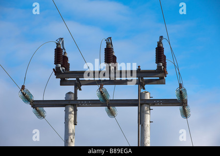 Verre à haute tension et isolateurs en céramique Banque D'Images