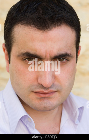 Portrait d'un homme moyen-orientale looking at camera Banque D'Images