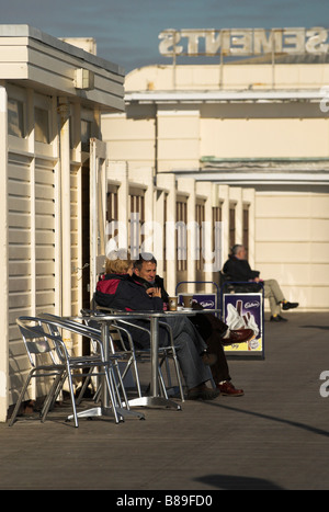 Les hivers d'un café du matin sur la jetée de Worthing, West Sussex. Banque D'Images