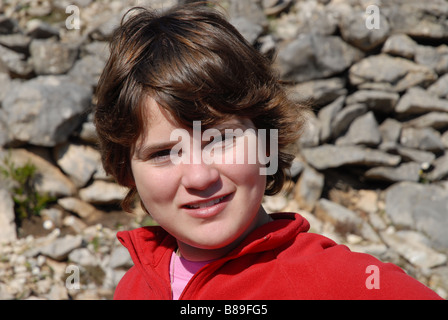 Jeune fille (10 ans) H&S portrait, à l'extérieur Banque D'Images