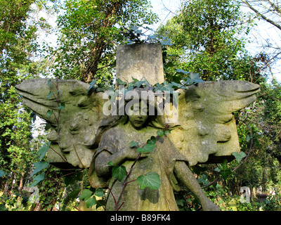 L'ange de pierre dans le Cimetière de Highgate Banque D'Images