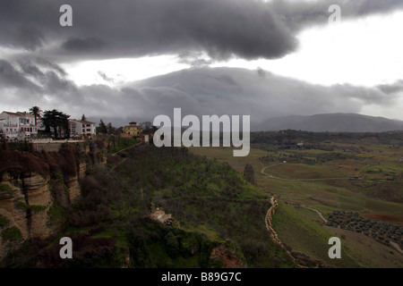 Les nuages de tempête réunissant plus de la ville de Ronda Andalousie Espagne Banque D'Images