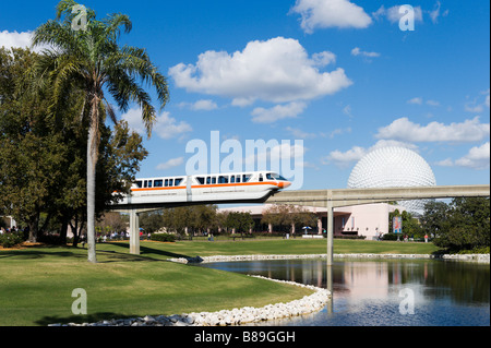 En Monorail avant de la sphère géodésique de Spaceship Earth, Epcot Center, Walt Disney World Resort, Orlando, Floride, USA Banque D'Images