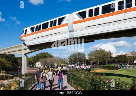 En Monorail avant de la sphère géodésique de Spaceship Earth, Epcot Center, Walt Disney World Resort, Orlando, Floride, USA Banque D'Images