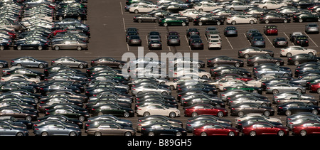 Voitures de Jaguar dans le stockage à proximité de l'usine de Castle Bromwich près de Birmingham que le resserrement du crédit conduit à une chute des ventes. Banque D'Images