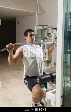 Man doing lat pulldown de l'exercice dans la salle de sport Banque D'Images