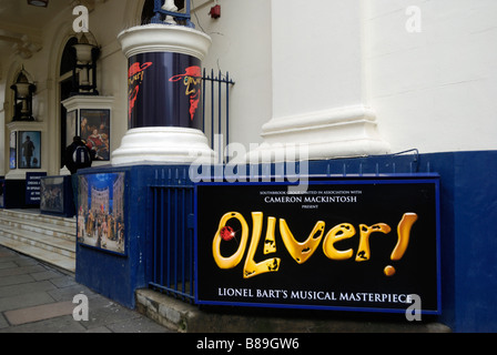 Les panneaux d'annonce de la comédie musicale Oliver à l'extérieur du théâtre Royal Drury Lane London Covent Garden Banque D'Images