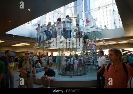 Intérieur de l'Apple Store à New York avec les gens à monter et descendre sur l'escalier en spirale en verre Banque D'Images