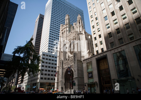 L'église St Thomas sur la Cinquième Avenue et 53e Rue à New York Banque D'Images