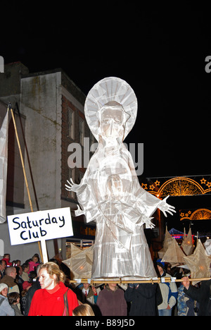 Une immense lanterne de papier en cours à travers les rues de Truro, Cornwall, uk, lors de la revue annuelle "Ville des Lumières parade' Banque D'Images