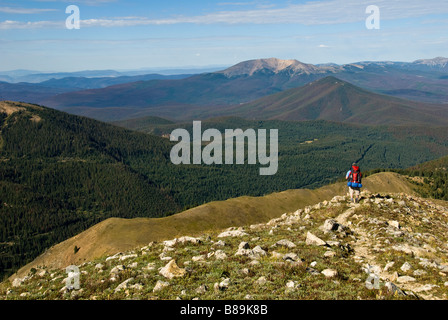 Homme célibataire backpacker sur bowen gulch baker gulch trail sur la ligne de partage n'a jamais été désert colorado Banque D'Images